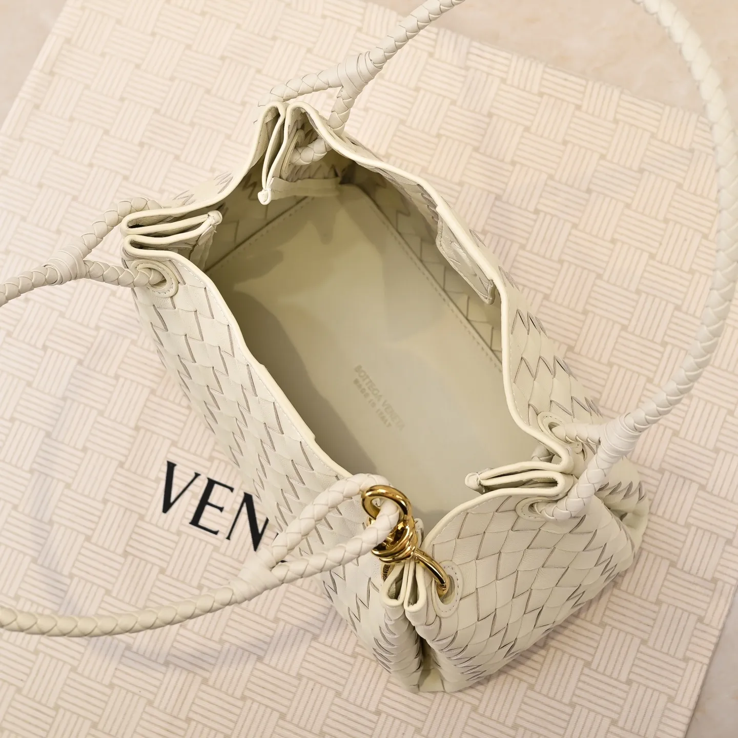 Batch 2060 BOTTEGA VENETA 2025 Autumn New Product Medium Parachuta The long-awaited new medium parachuta is here, with a unique appearance and iconic metal knots, and a whole piece of leather folds the four corners into a parachute shape! The exquisite Knot metal buckle is like putting jewelry on a bag. It is high-end and elegant. Its super capacity can hold all your things! The overall effect of this bag is very different from before. It is neither too delicate to provide a large capacity nor too bulky because of its practicality. It simply provides a perfectly suitable bag for casual and simple people👜 Style number: 5921 Size: 29.5*18.5*17.5cm